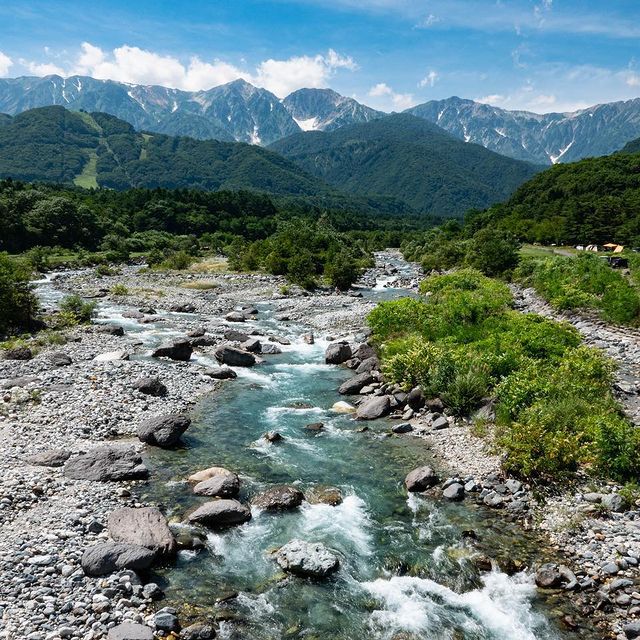 白馬山麓から北アルプス(白馬三山)を一番きれいに眺める白馬大橋までホテルより徒歩10分！お散歩に最適