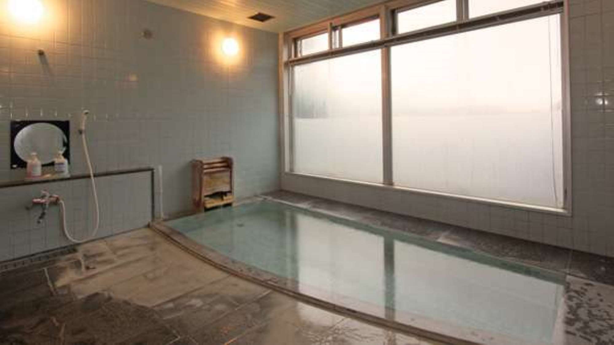 館内大浴場｜源泉かけ流し（つまり、循環も、加水・加温一切なし）