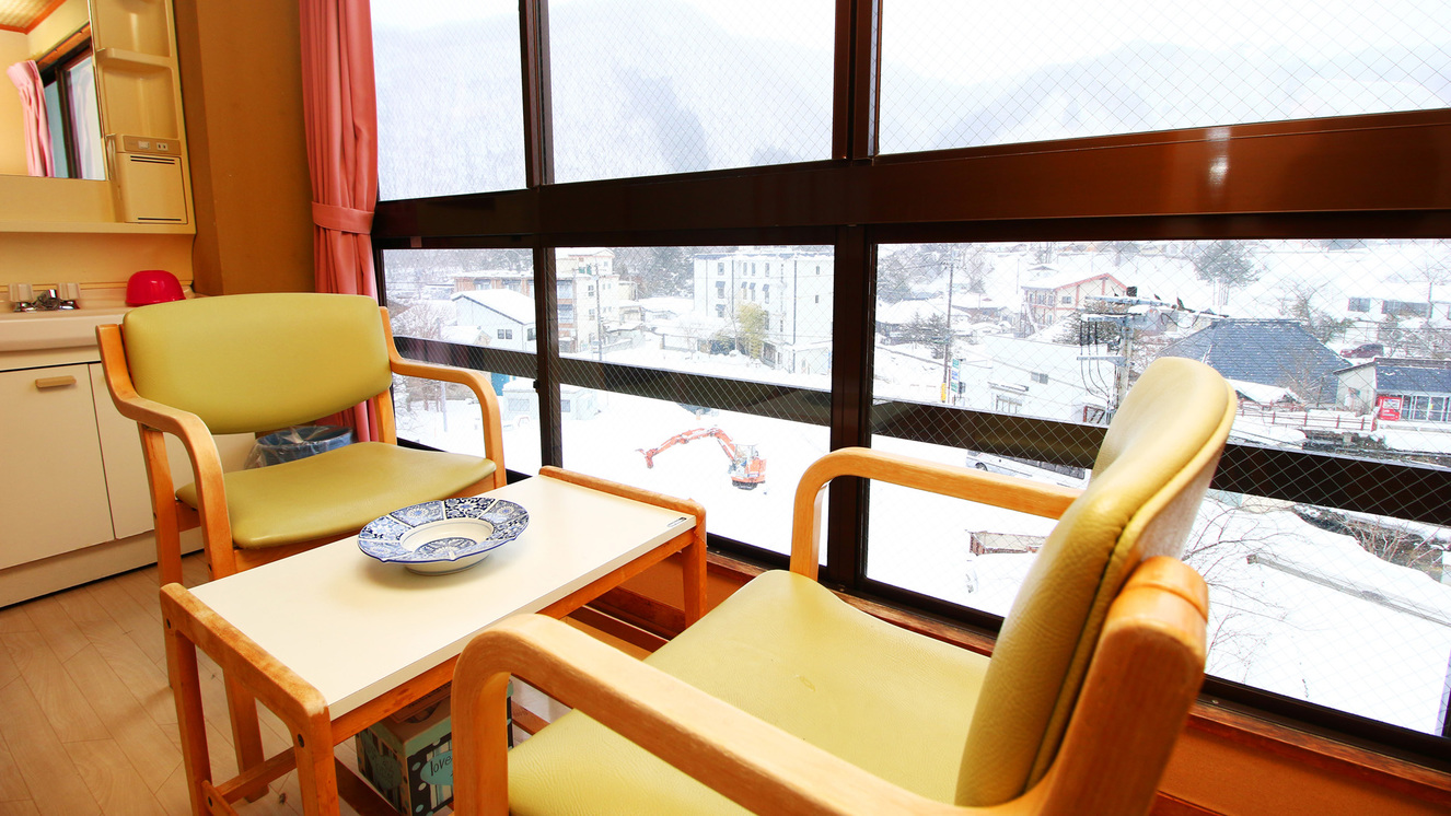 窓からは湯西川の四季の移ろいが楽しめます