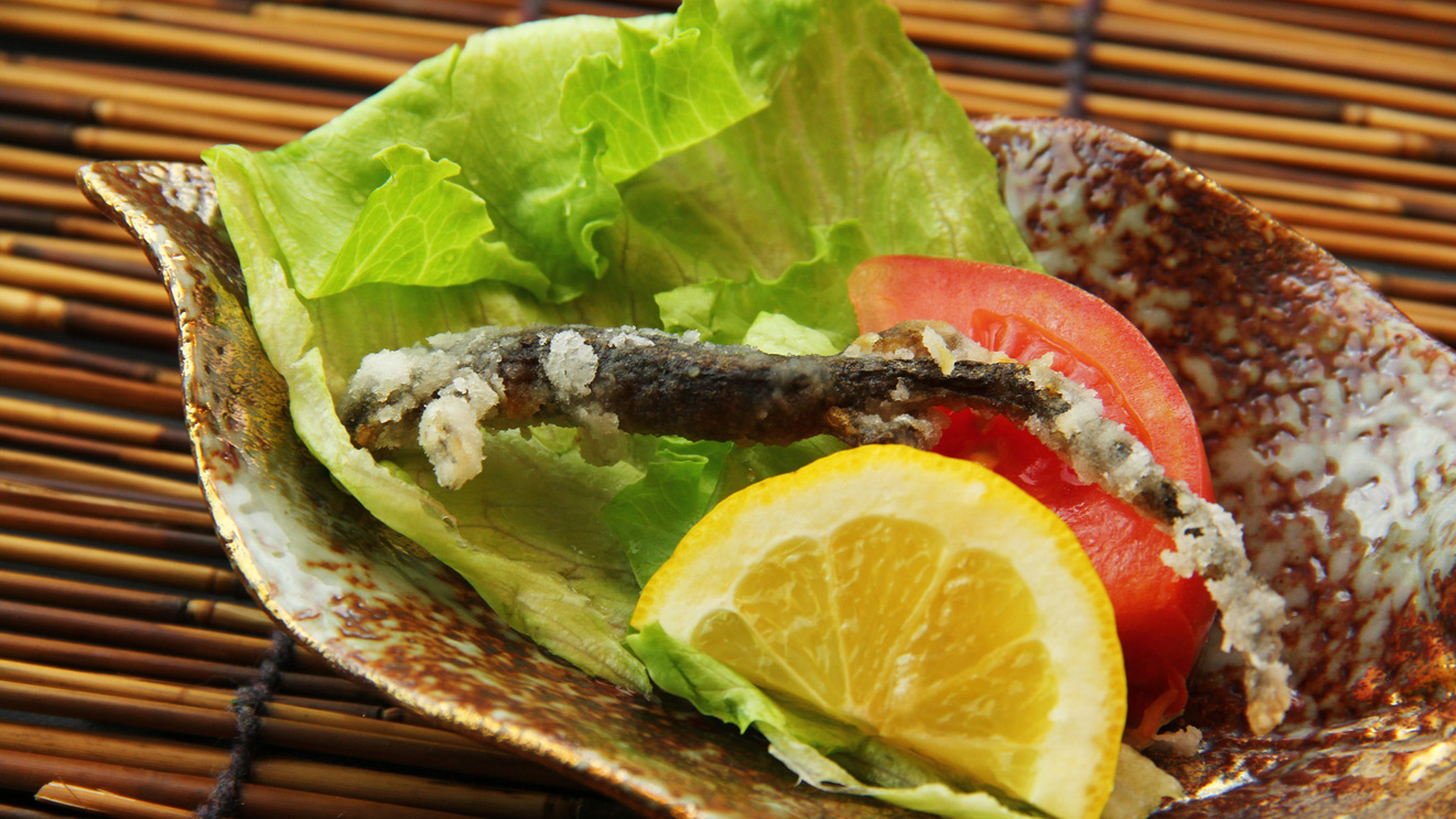 湯西川名物珍味の山椒魚を唐揚げで。滋養強壮、疲労回復。更には美肌にも効能があると言われています。