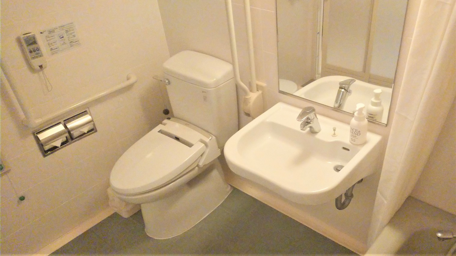 バリアフリールーム浴室（トイレ）