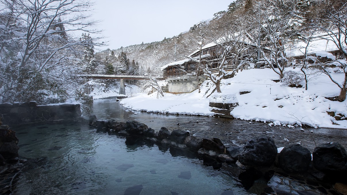 混浴露天風呂「大沢の湯」雪景色