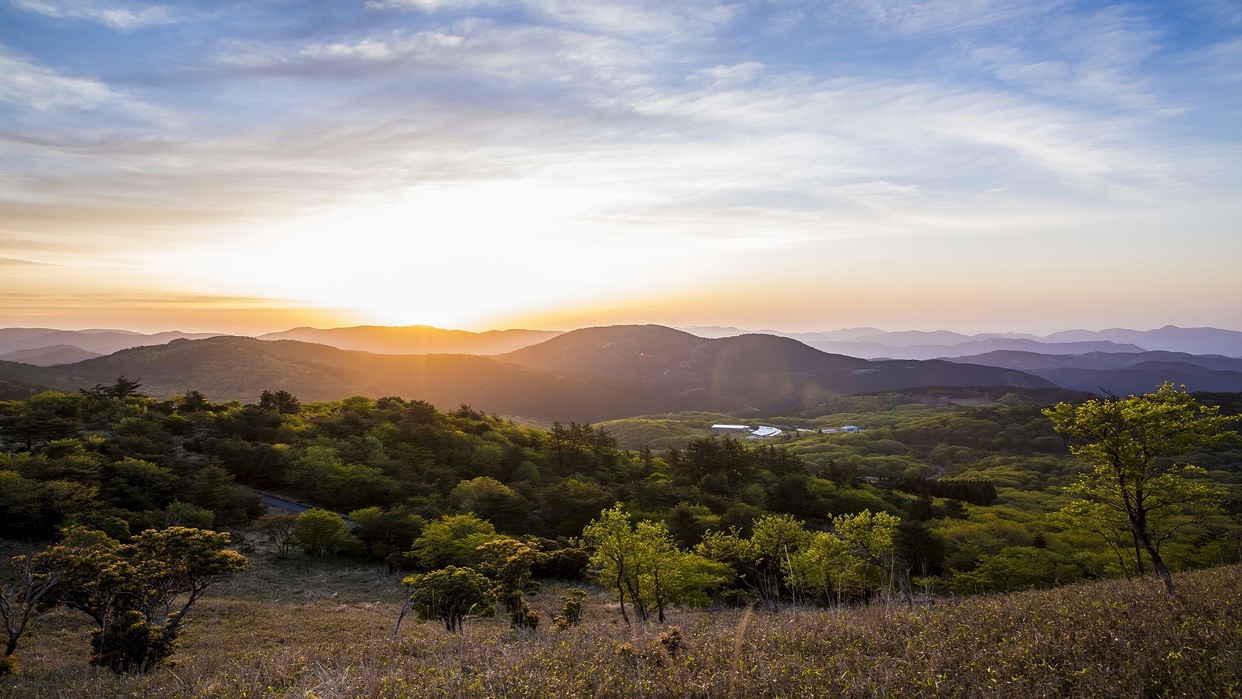 暁晴山からの朝日