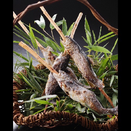 季節のお献立より岩魚の塩焼き。地酒と合わせて