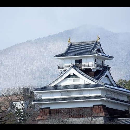 上山城は当館より徒歩約10分。武家屋敷を抜けお城までの道すがら、旅の愉しみ