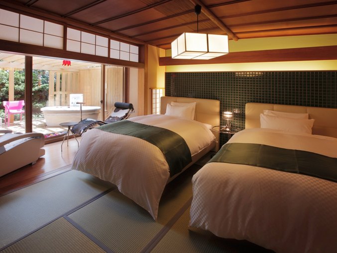 露天風呂付客室（一例）古き良き日本の佇まいにデザイナーズ家具を配したお部屋には畳にベットのスタイル。