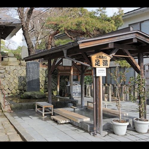 湯町足湯当館玄関向かいに上山発祥の足湯と薬師堂。のどかな時間が流れます