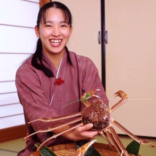 仲居さんがカニのお披露目に(^_-)-