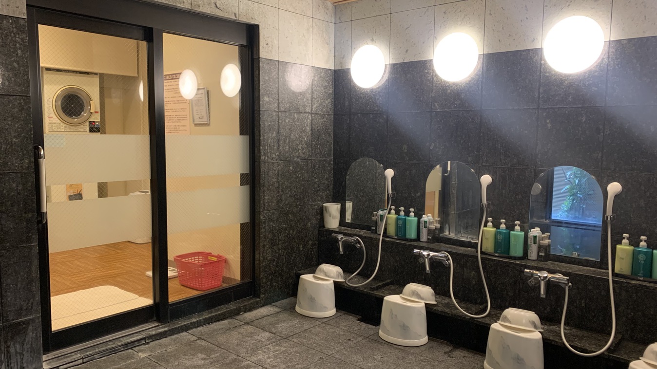 １階『旅人の湯』男性浴場洗い場は５か所です