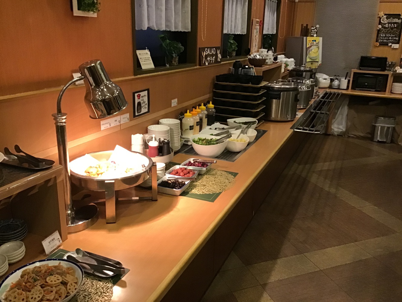 １階『花茶屋』30品目以上の和洋バイキング