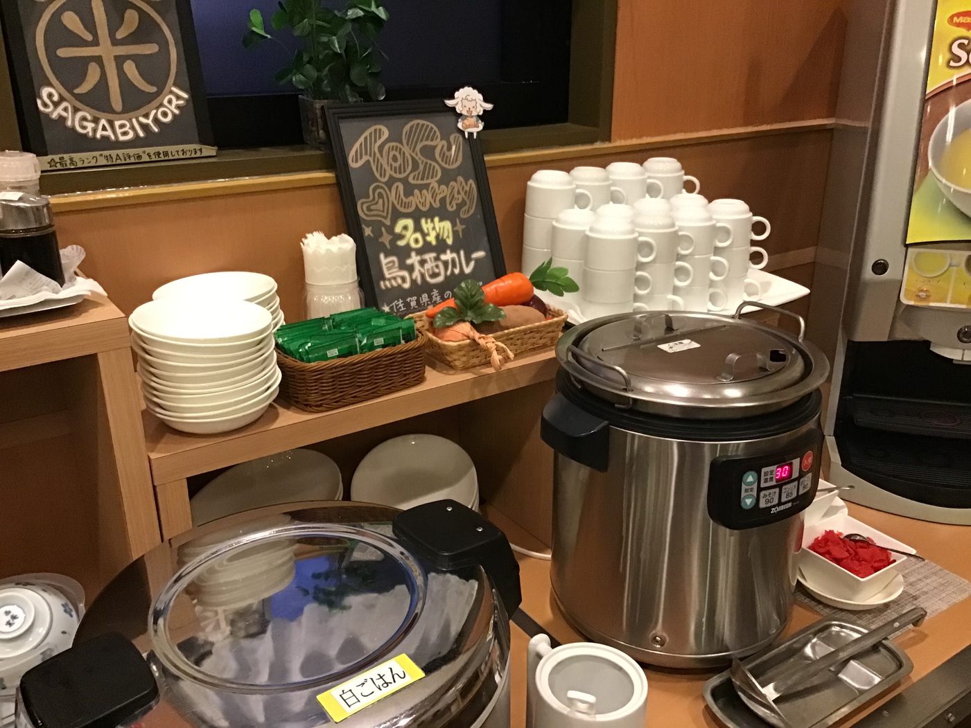 １階『花茶屋』30品目以上の和洋バイキング