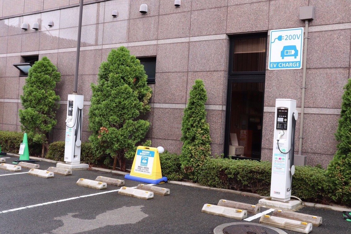 電気自動車充電スタンド