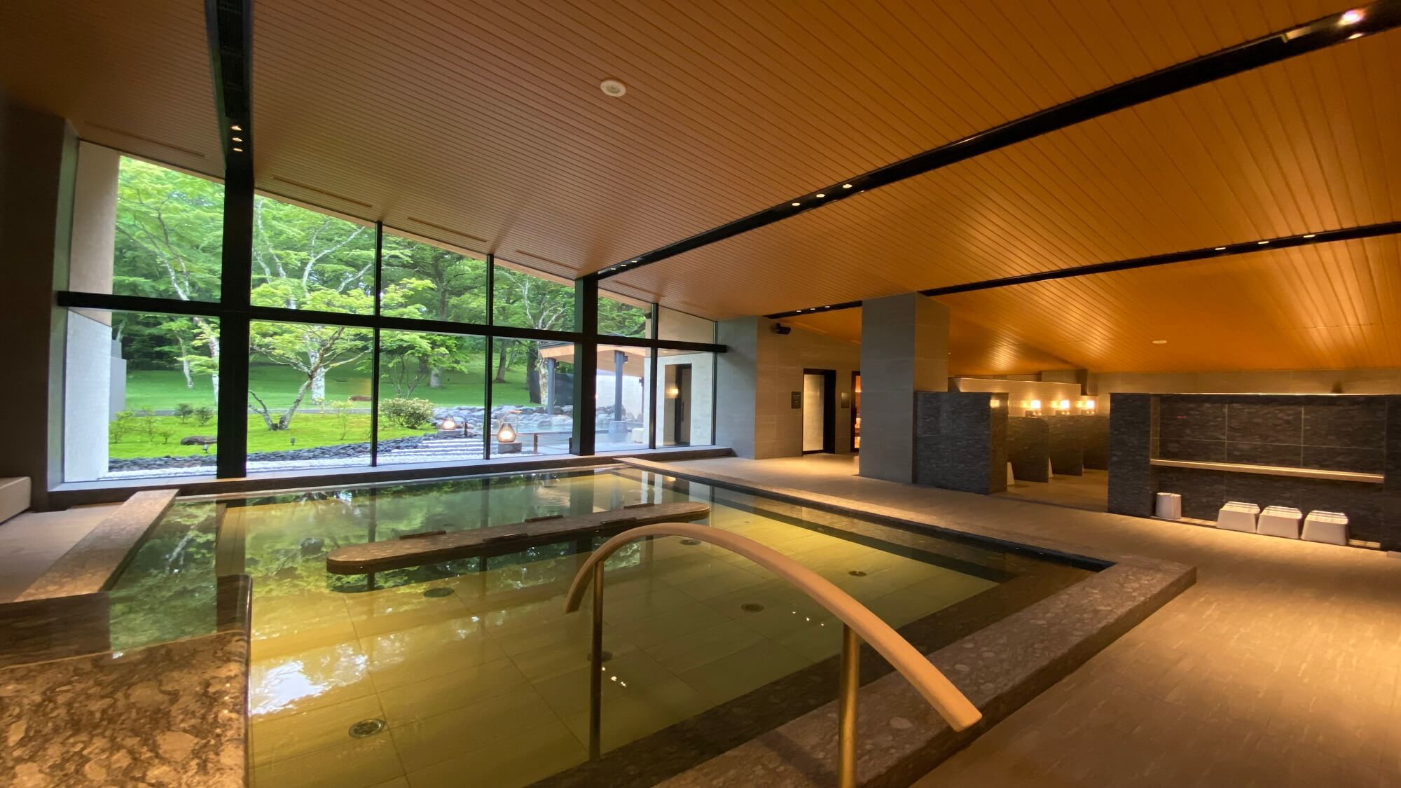 MOMIJI HOT-SPRING（温泉施設）