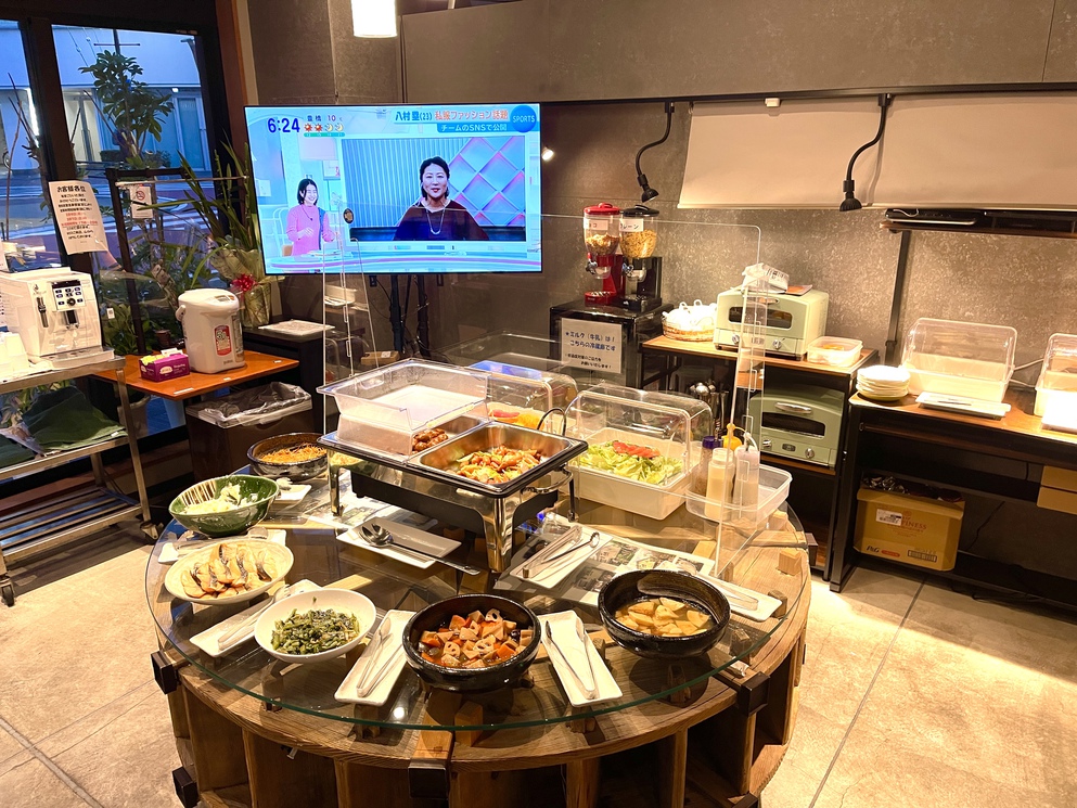 新朝食会場は、料理を取りやすい円卓！明るいホール