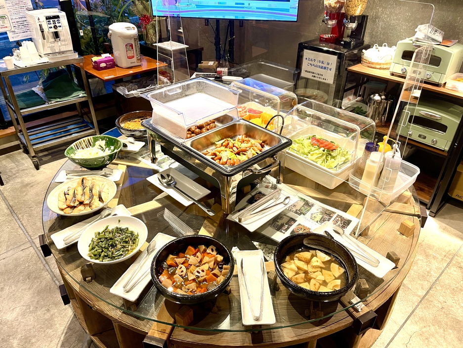 八兆の朝食！円卓のおばんざい！