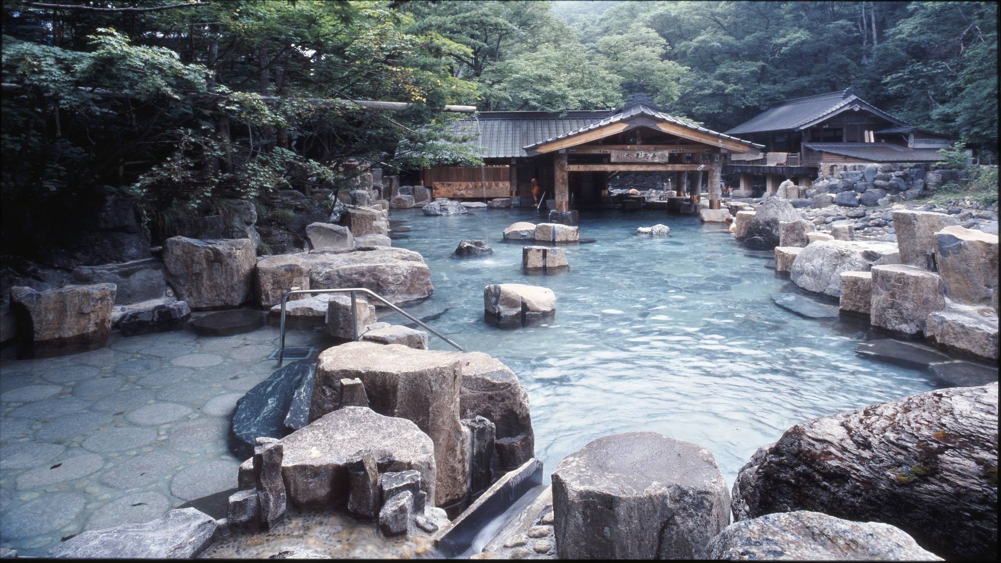『摩訶の湯』混浴・100畳／宝川温泉で一番有名な露天風呂です。世界でもたいへん人気のある露天風呂です