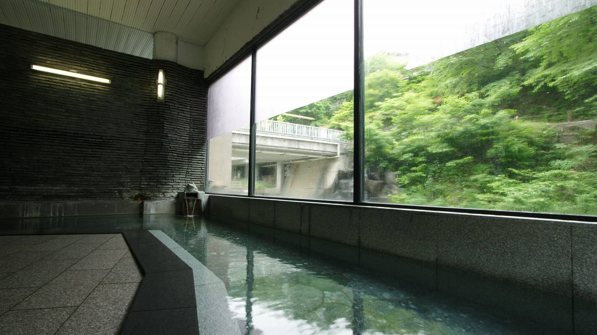 【大浴場・殿湯】源泉を贅沢にも掛け流し、宝川の湯をご堪能下さい。