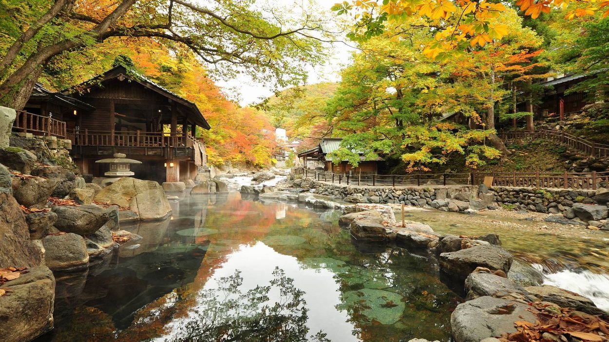 『子宝の湯』秋・混浴・200畳／色とりどりの木々に囲まれる秋の景色。