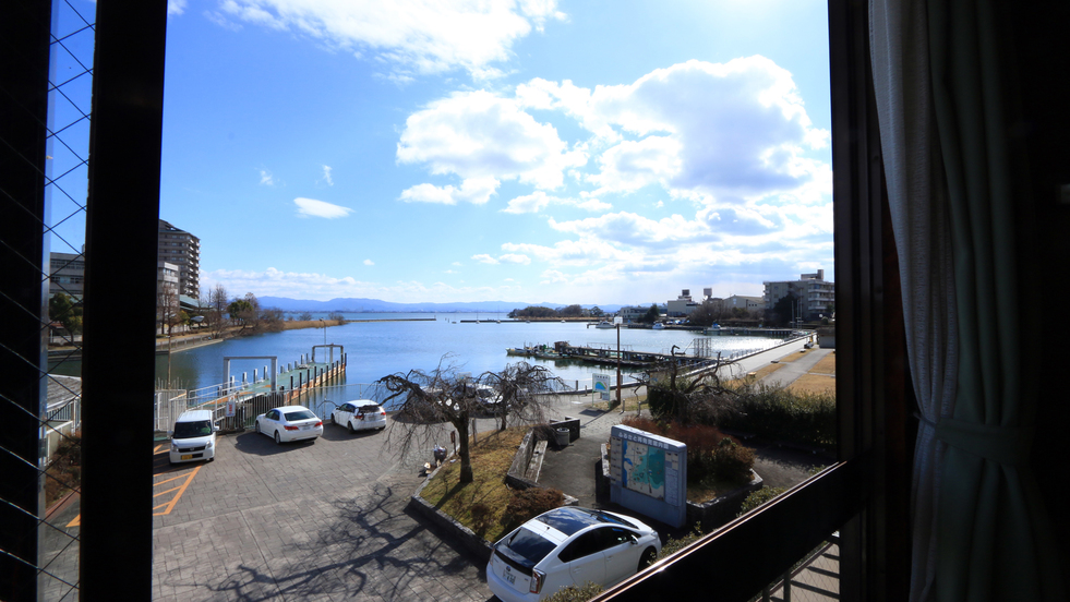 窓を開ければ、穏やかな琵琶湖を一望♪