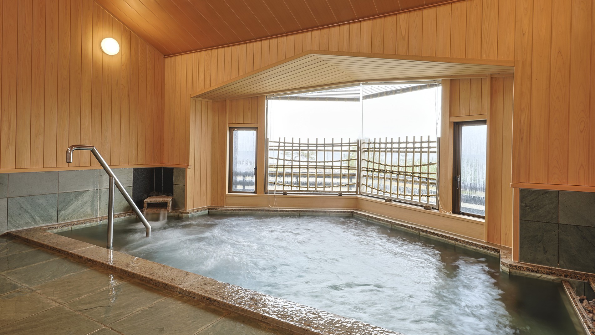 【女・大浴場】日本海一望の内湯風呂は天然温泉「浅茂川浦島温泉」トロリとした湯質がまるで化粧水のよう。