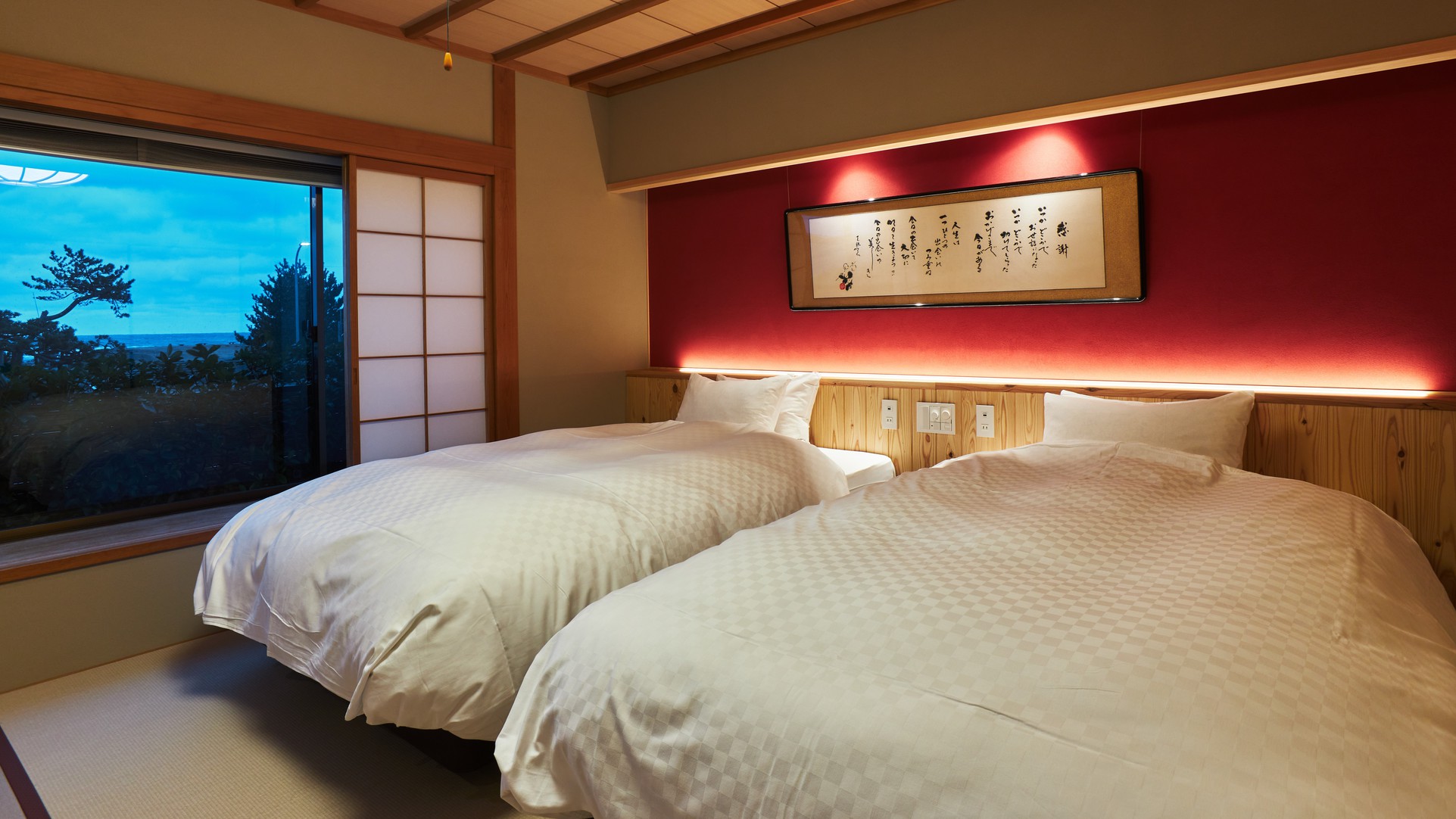 【温泉付客室「花の波」】客室の温泉風呂からも日本海を一望できます。