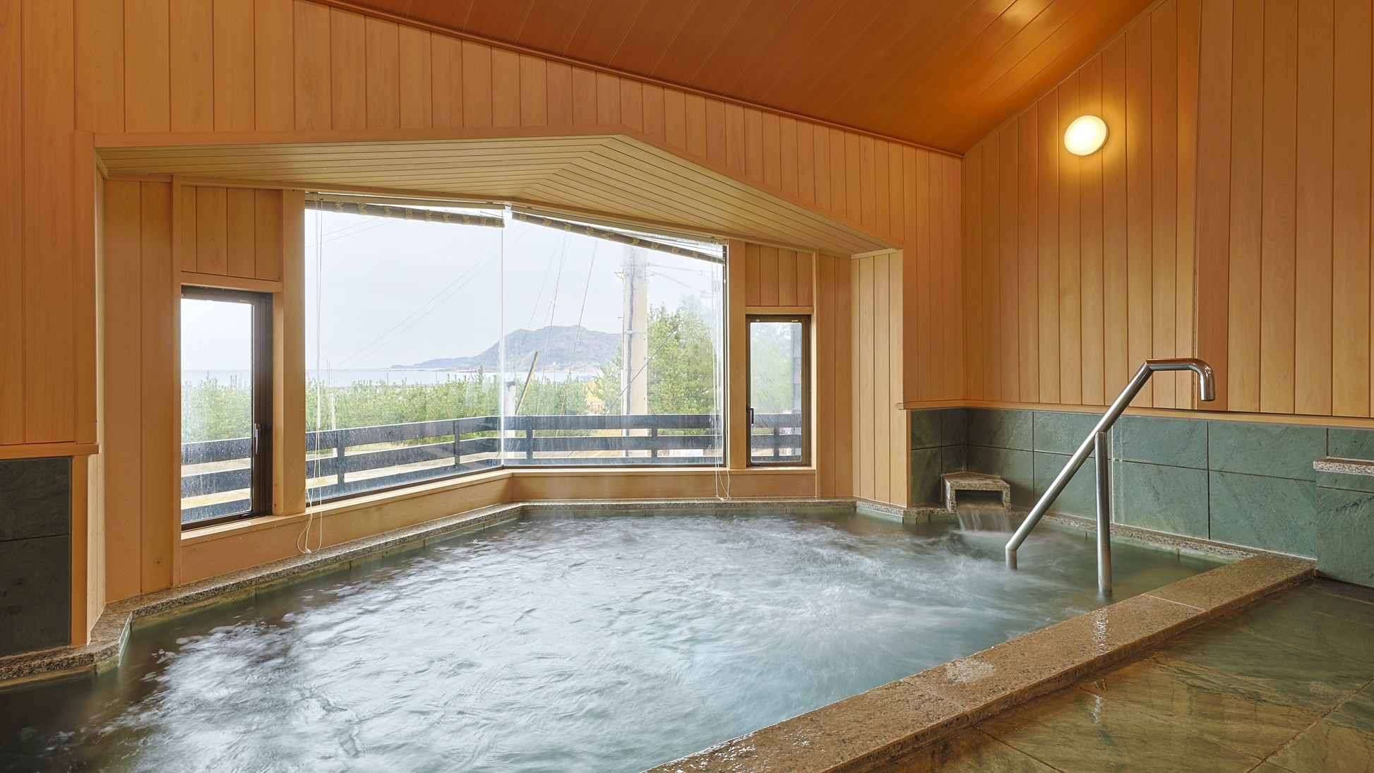 【男・大浴場】日本海一望の内湯風呂は天然温泉「浅茂川浦島温泉」トロリとした湯質がまるで化粧水のよう。