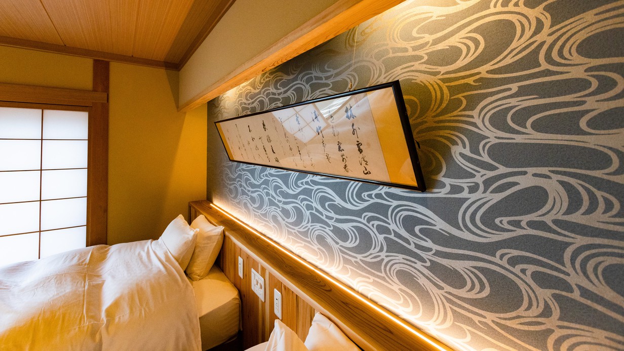 【ベッド付客室「磯の波」】2023年1月にリニューアルした、和室とツインベッドの2間続きの広いお部屋