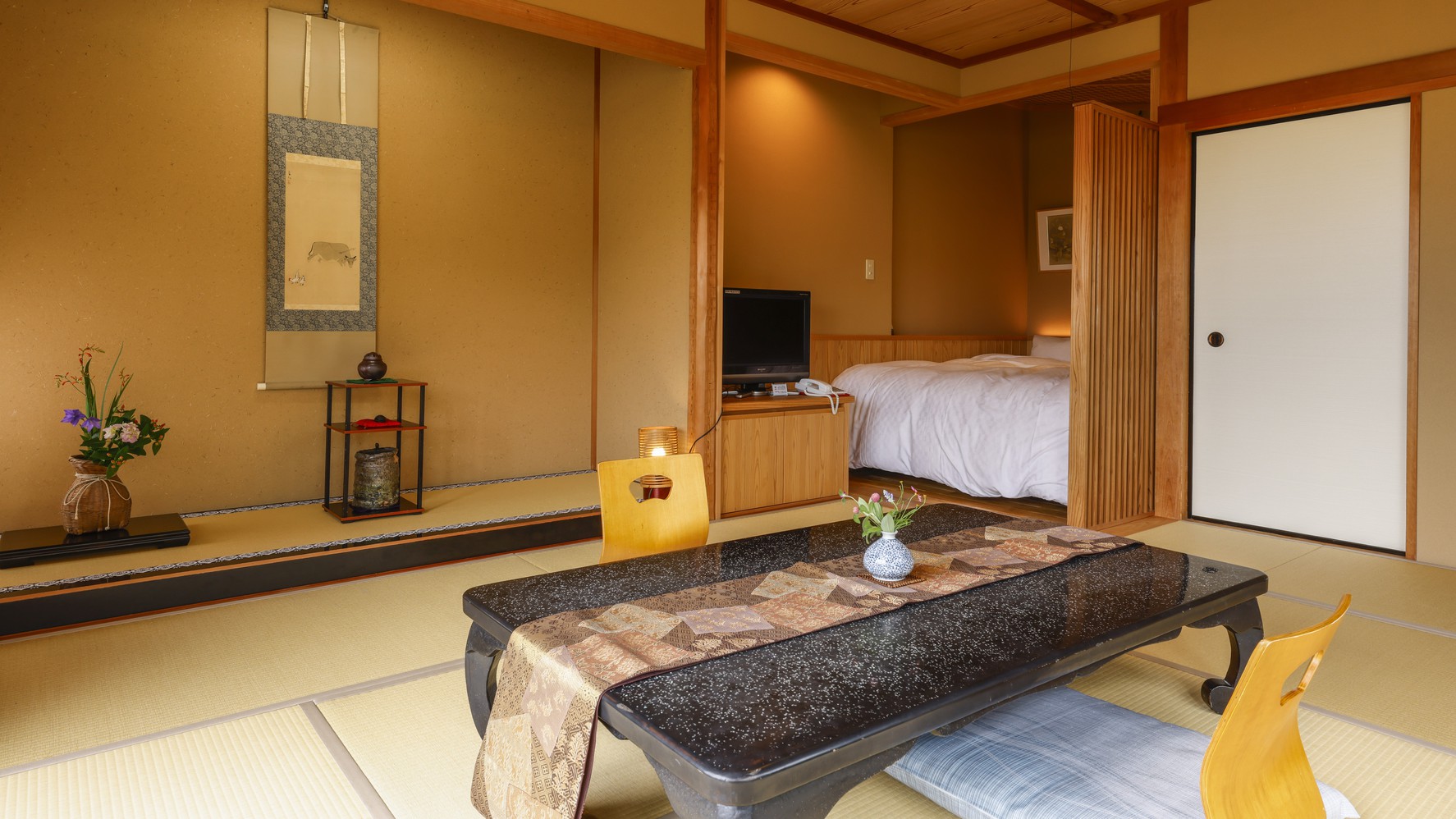 【ダブルベッド付・和洋室「金波」】ダブルベッドの付いた和室10畳のお部屋で、庭と海に面したお部屋。