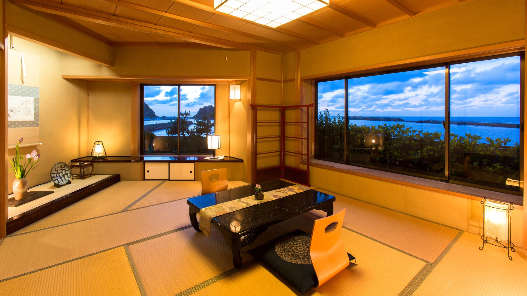【温泉付客室「銀波」】客室の温泉風呂からも日本海を一望できます。