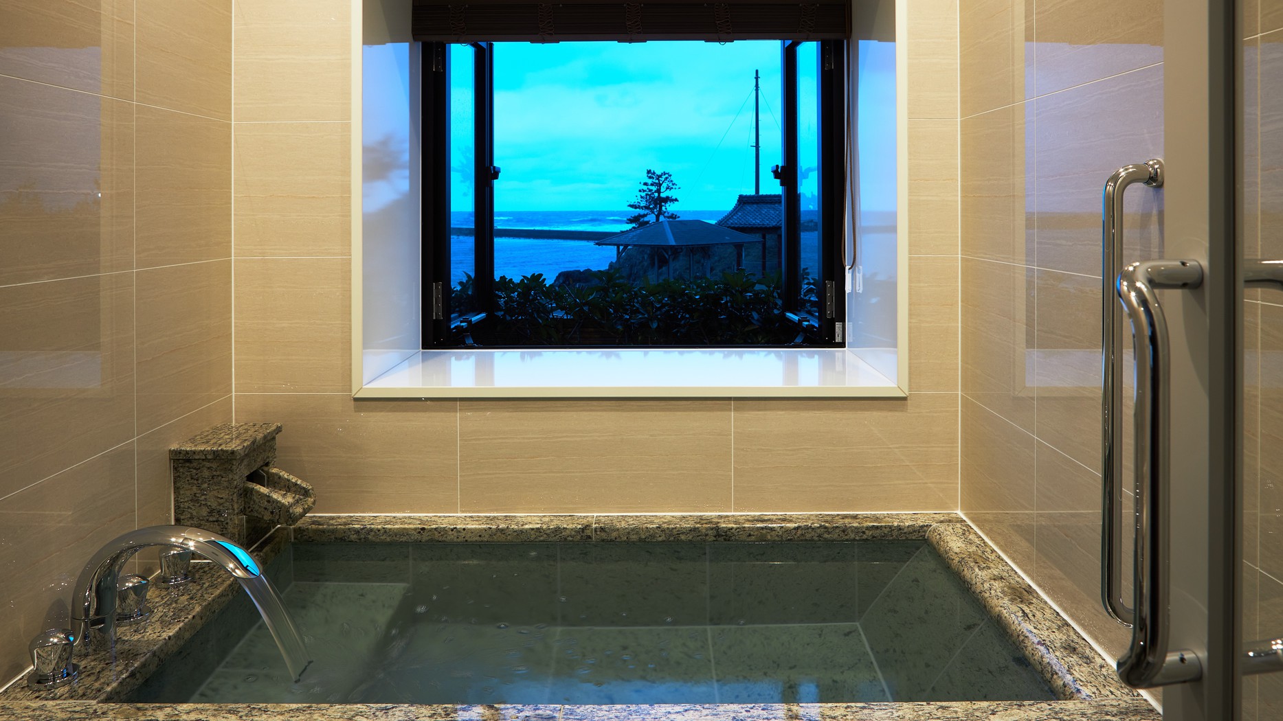 【温泉付客室「花の波」】客室の天然石の温泉風呂からも日本海を一望できます。