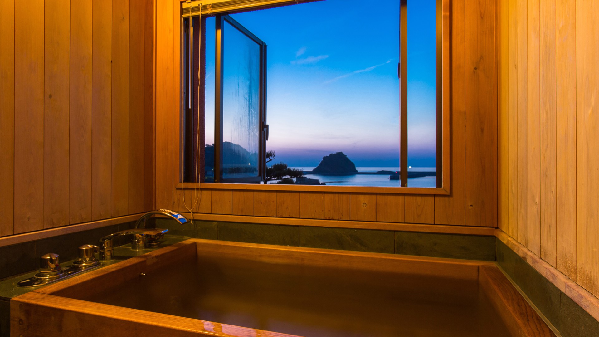 【古代檜風呂温泉付客室「竜宮波」】客室の温泉風呂に浸かりながら、移りゆく日本海の情景を…;