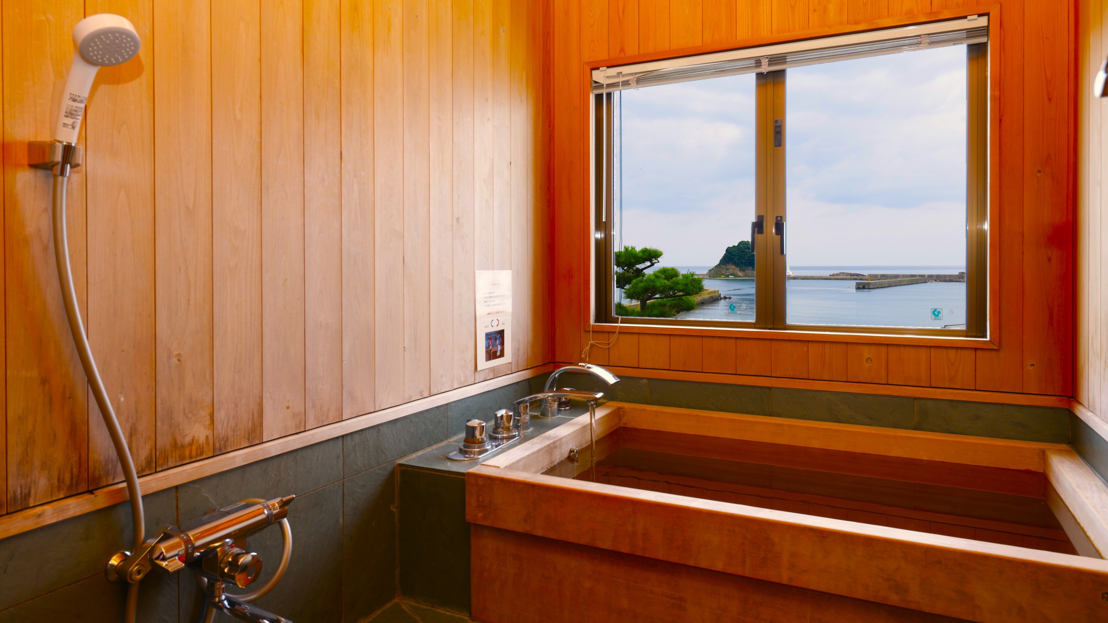 【古代檜風呂温泉付・特別室「竜宮波」】客室の温泉風呂に浸かりながら、移りゆく日本海の情景を…;