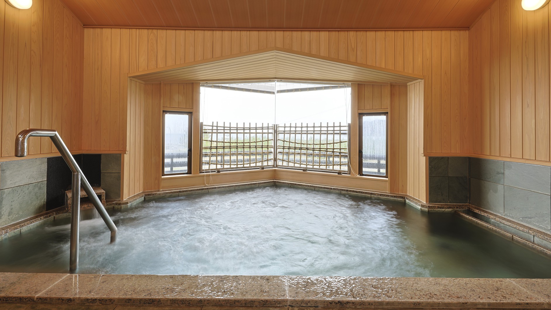 【女・大浴場】日本海一望の内湯風呂は天然温泉「浅茂川浦島温泉」トロリとした湯質がまるで化粧水のよう。