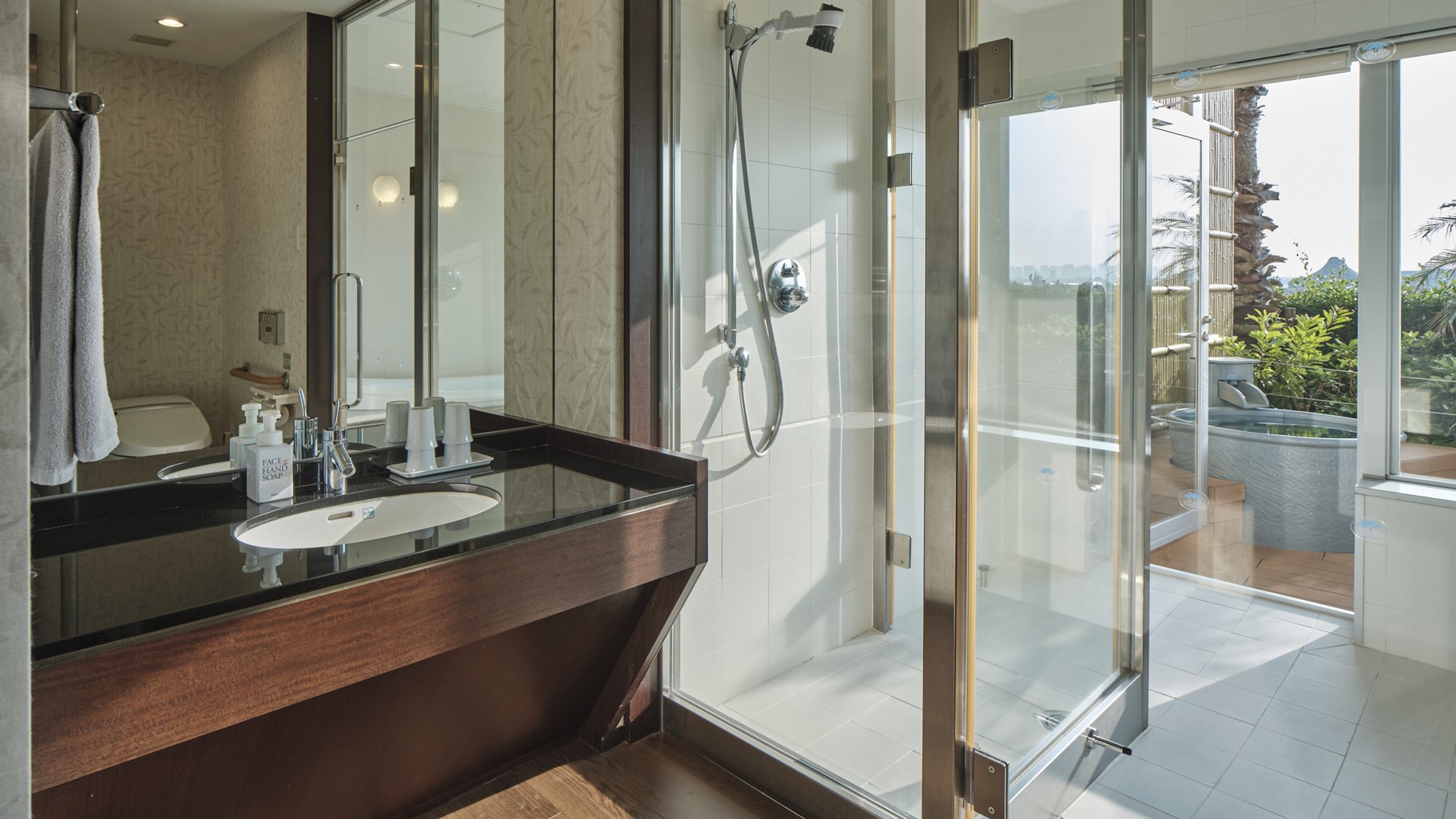 本館：ユーラシアスイートルーム 洗面