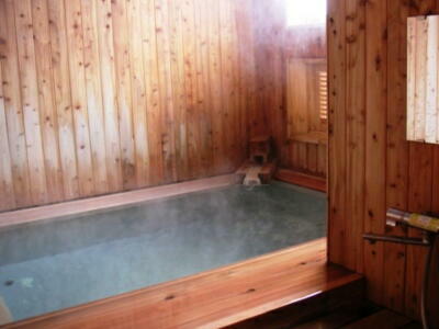 当館の源泉風呂「湯の香」は、蔵王温泉ろばた源泉かけ流しの檜造りの浴室です。