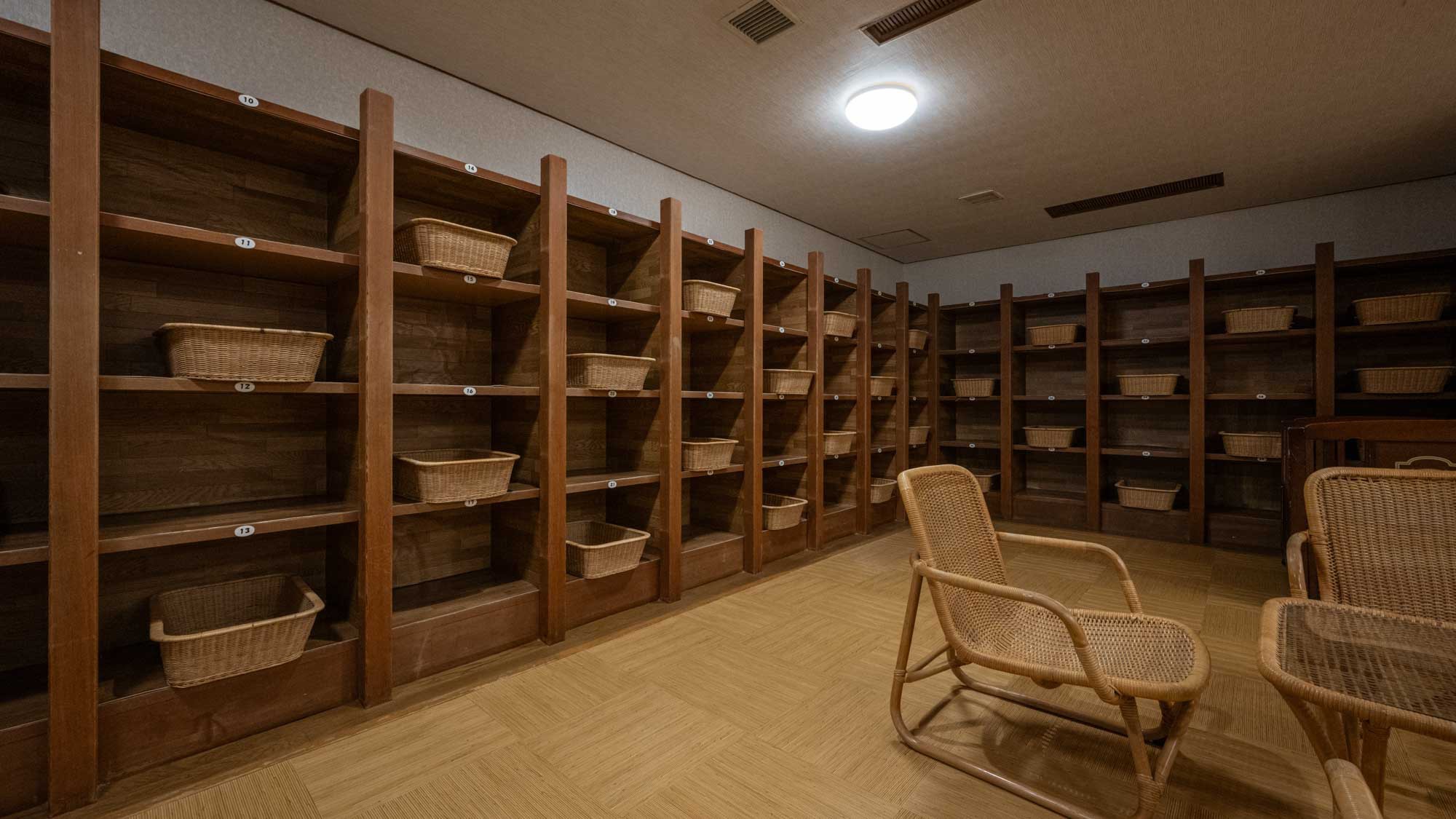 温泉大浴場｜小唄湯（脱衣場）