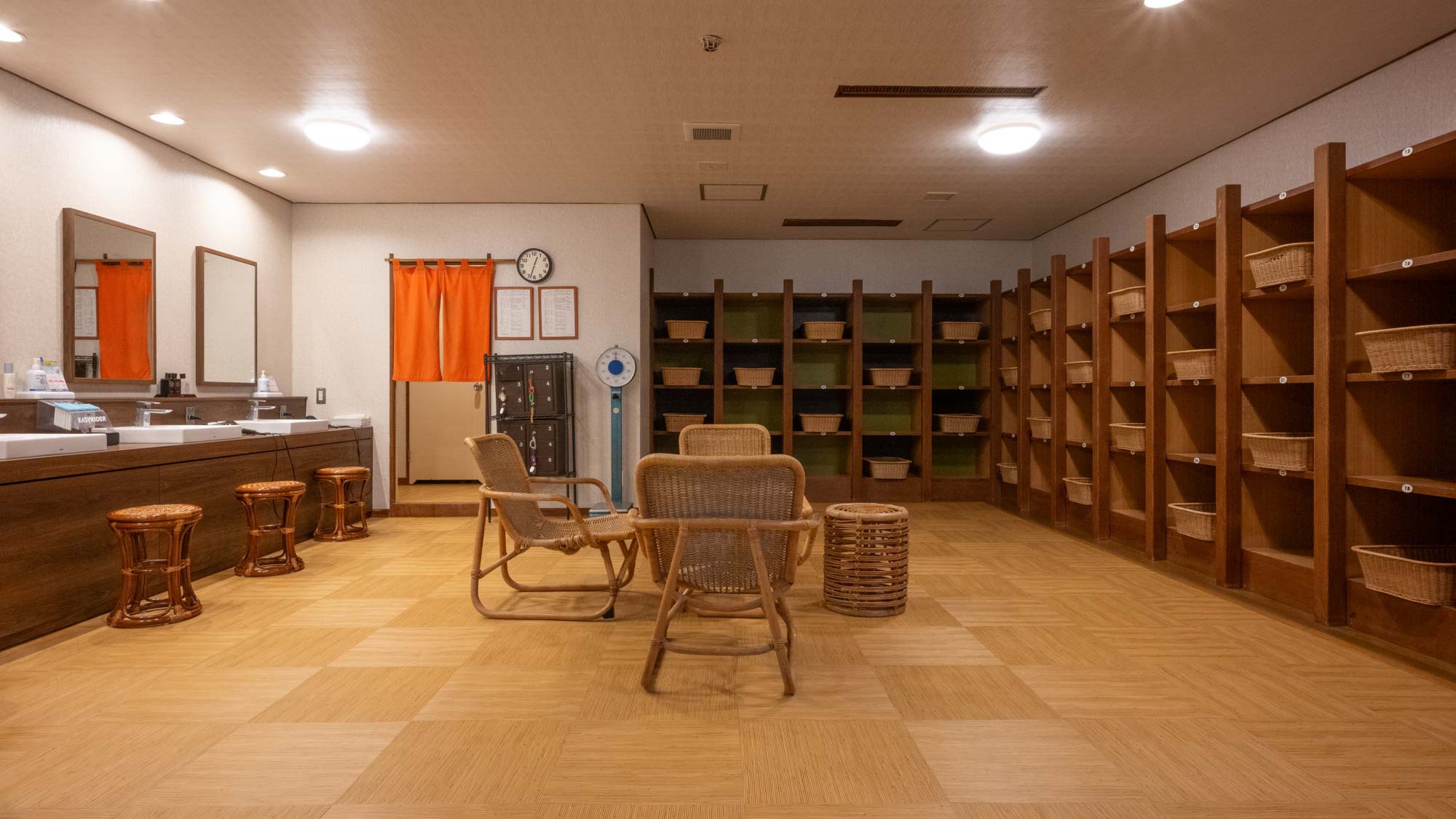 温泉大浴場｜花唄湯（脱衣場）