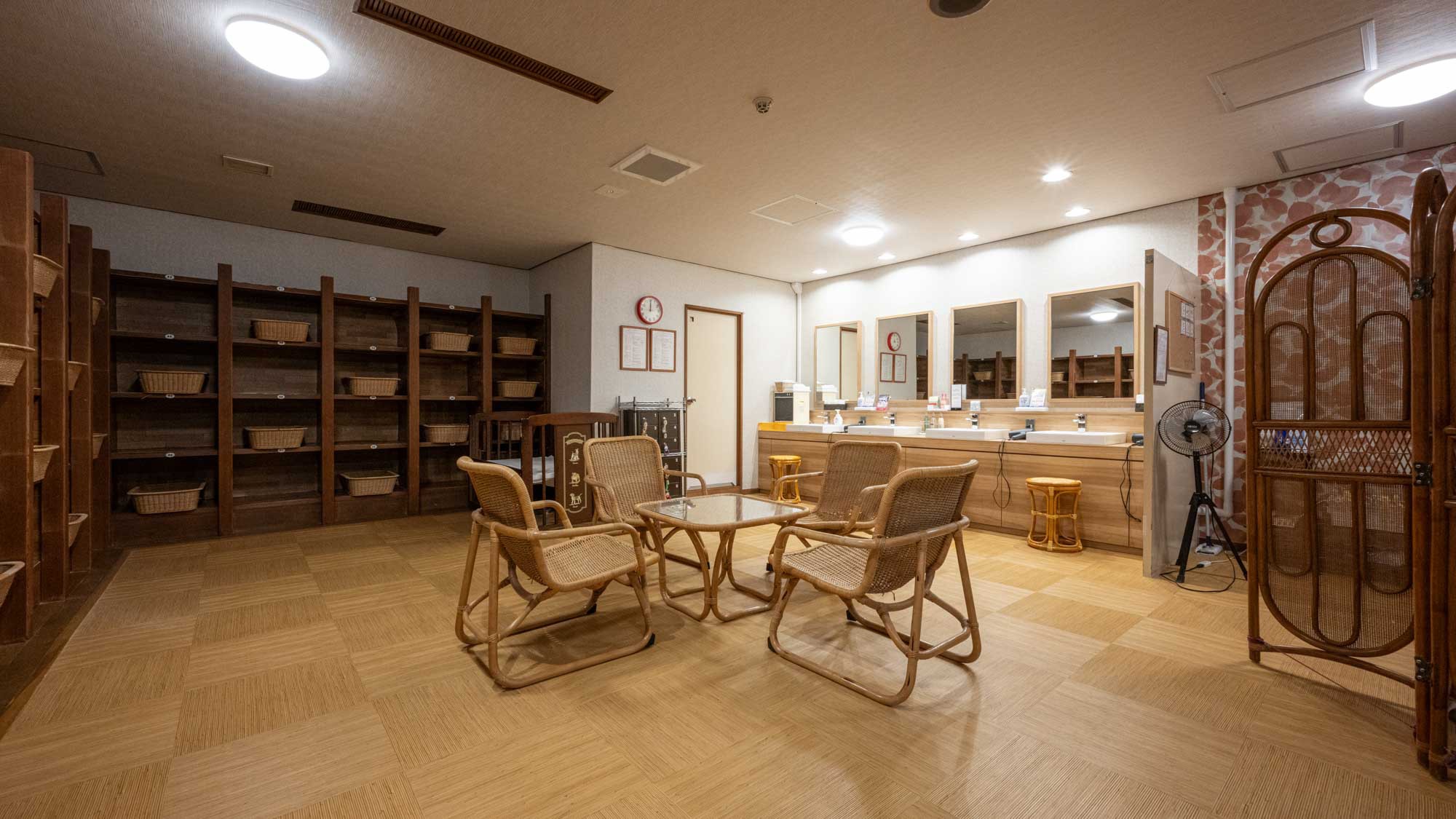 温泉大浴場｜小唄湯（脱衣場）