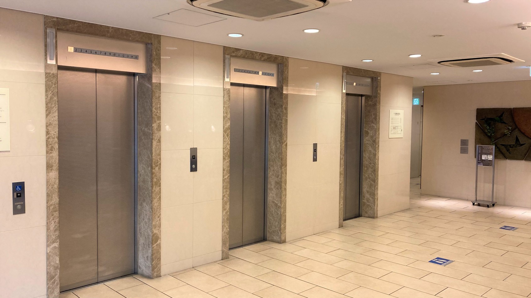 3基のエレベーターでズムーズ移動