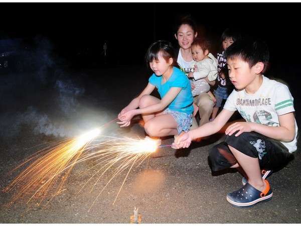 星空のもとご家族で花火を楽しみましょ〜