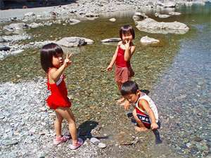 夏は川遊びも