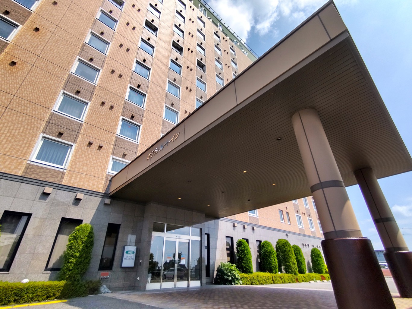 正面玄関大型バスも通り抜け出来ます！