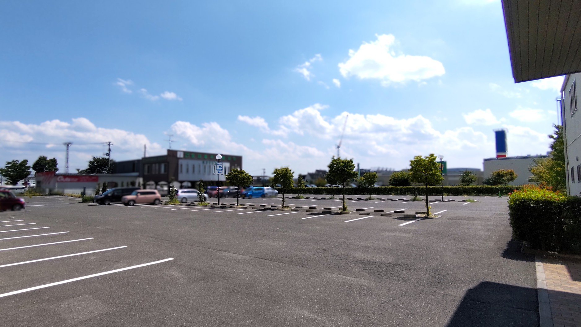 平面駐車場は普通乗用車129台収容可能！