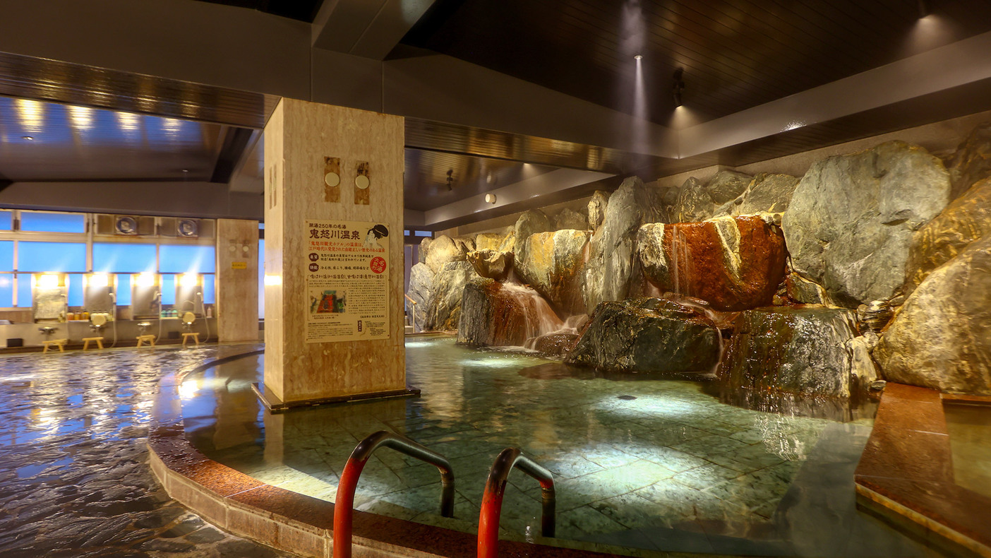 鶏頂の湯岩風呂大浴場ｌ大きな岩が特徴の大浴場は、広々とした湯船で寛げます。