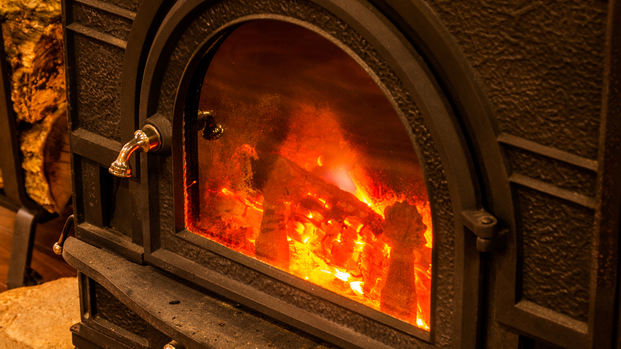 レトロな暖炉が館内をポカポカと温めます。揺らめく炎にうっとり、旅情感に浸って—