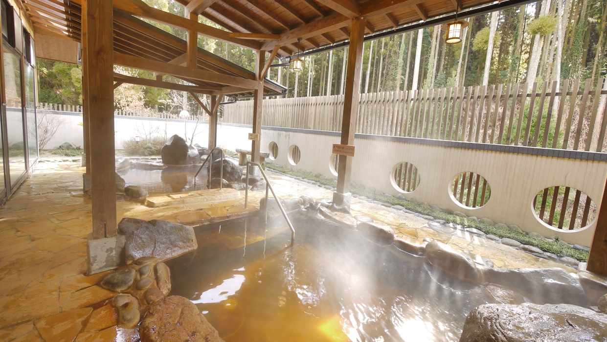 ＜大浴場＞露天風呂は濁りのある泉質