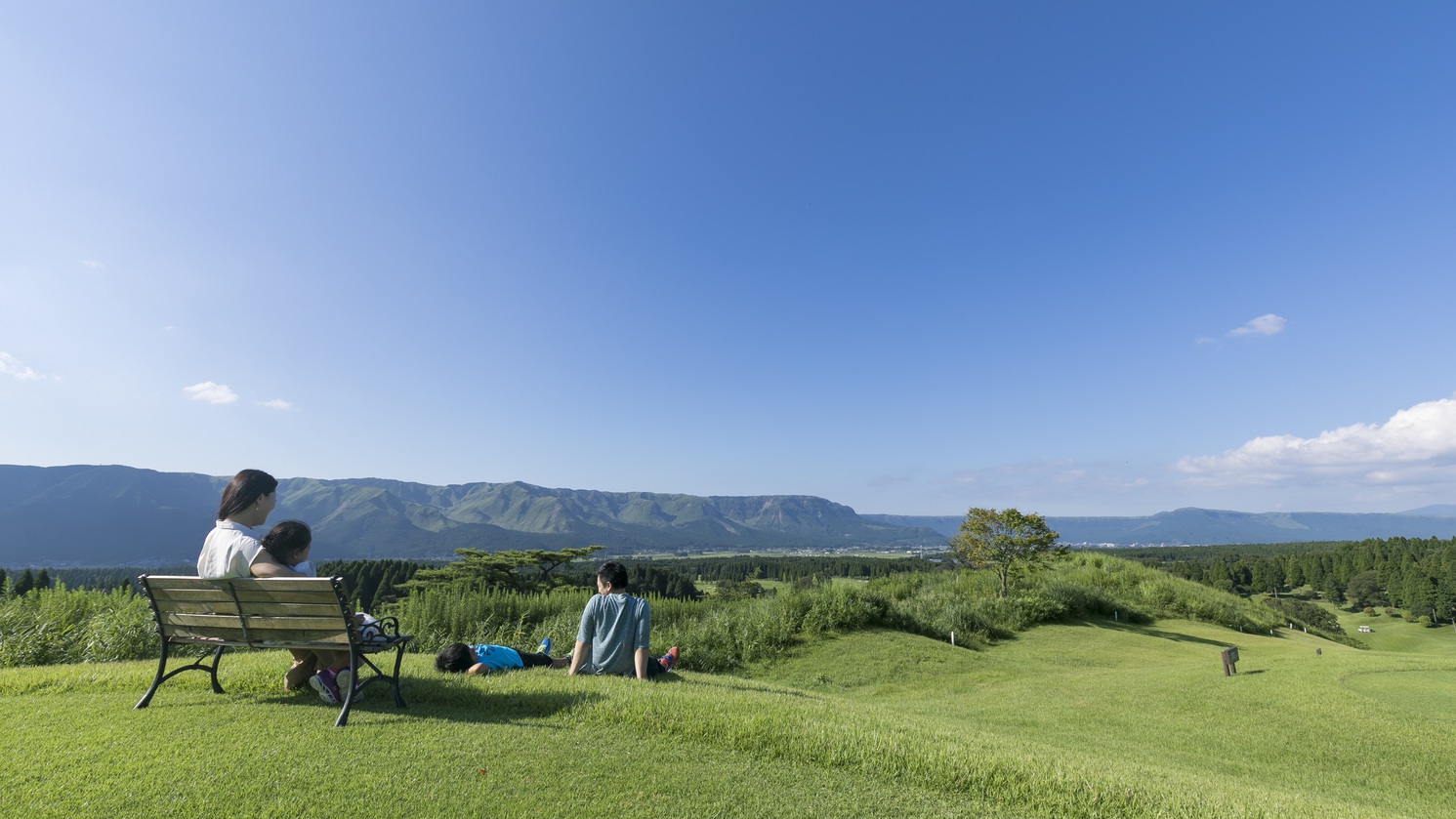 ＜ホテル敷地内＞外輪山を一望できる芝生エリアは絶好のフォトスポット！