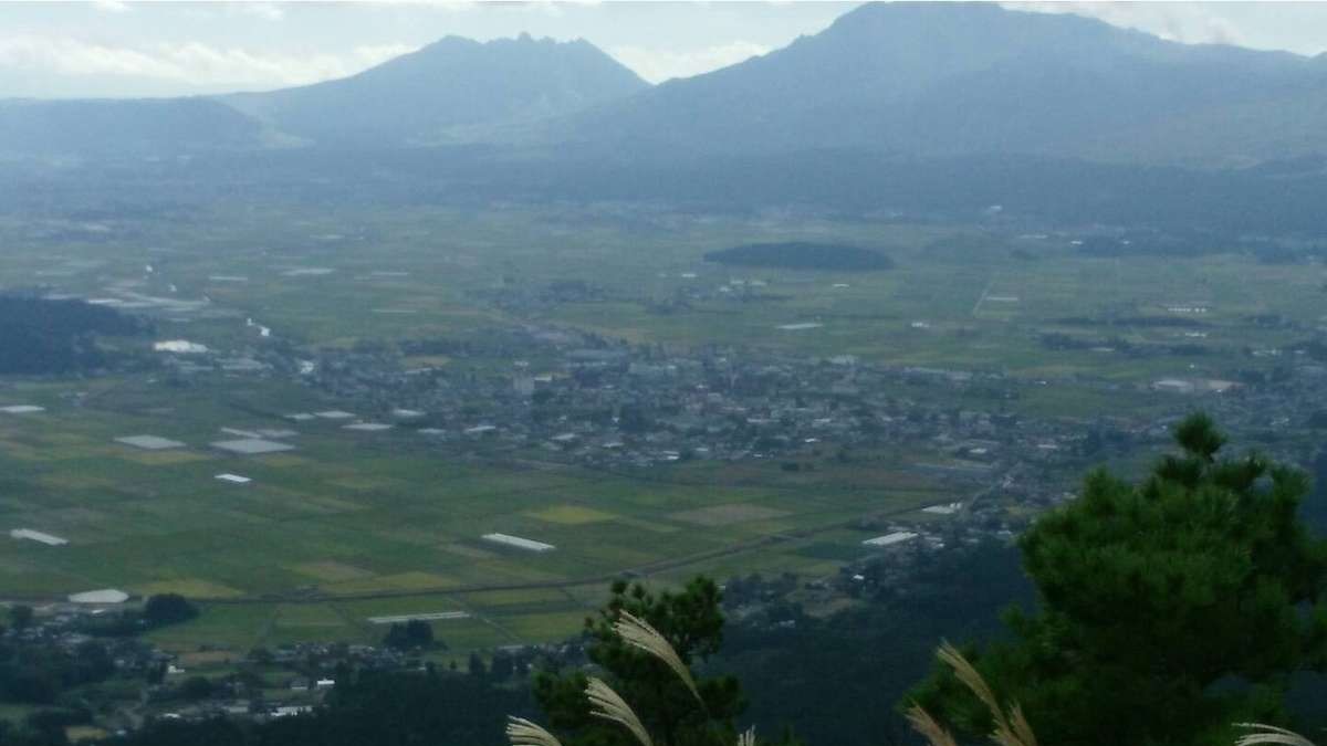 外輪山から望む秋の阿蘇山（根子岳・高岳）