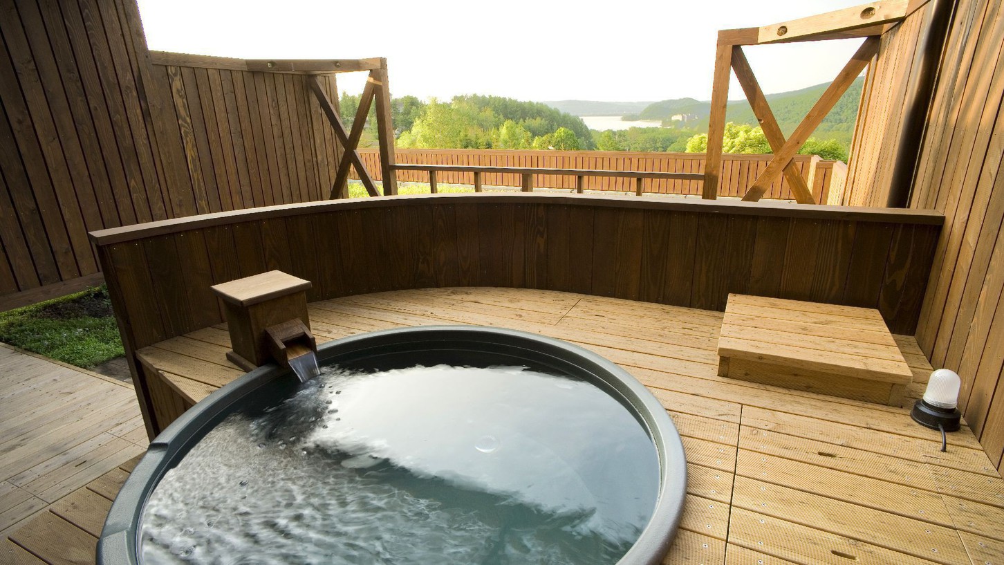 【露天風呂付】和洋室／専用庭付きの客室露天風呂には、源泉の湯が注がれる。
