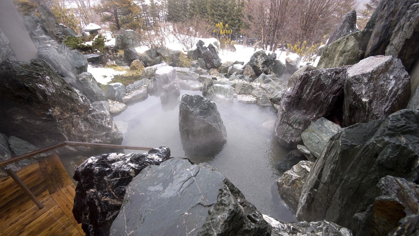 露天風呂（冬）／湯は無色透明、美肌の湯。日常を忘れて、じっくりとお楽しみください